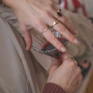 Pierścionek handmade w kształcie serca nałożony na palec, stworzony z wysokiej jakości srebra 925 i pozłacany dla nadania eleganckiego blasku