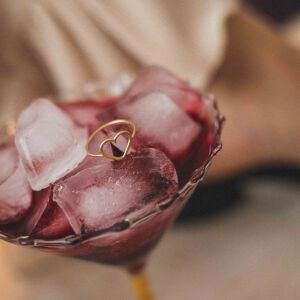 Srebrny pierścionek damski z motywem serca, pokryty warstwą złota łączący symboliczne znaczenie z nowoczesną estetyką