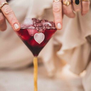 Ręcznie wykonany pierścionek serce ze srebra próby 925, wykończony pozłacaną powłoką Projekt inspirowany emocjami i subtelnością kobiecego piękna, stworzony w polskiej pracowni